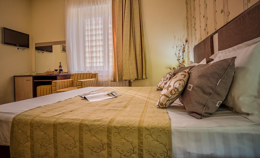 Hotel Rina Cerbul Sinaia Exteriör bild