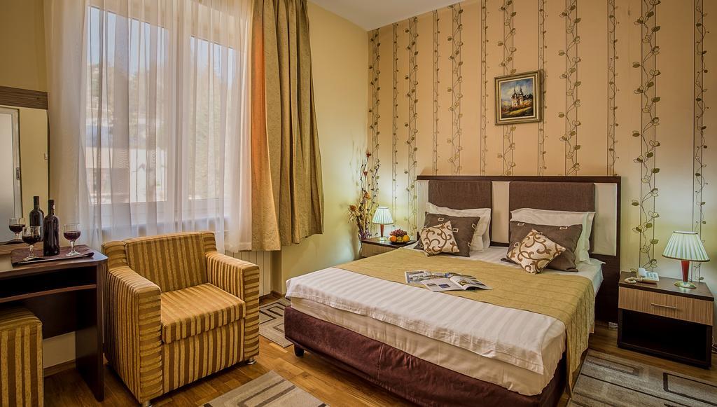 Hotel Rina Cerbul Sinaia Exteriör bild