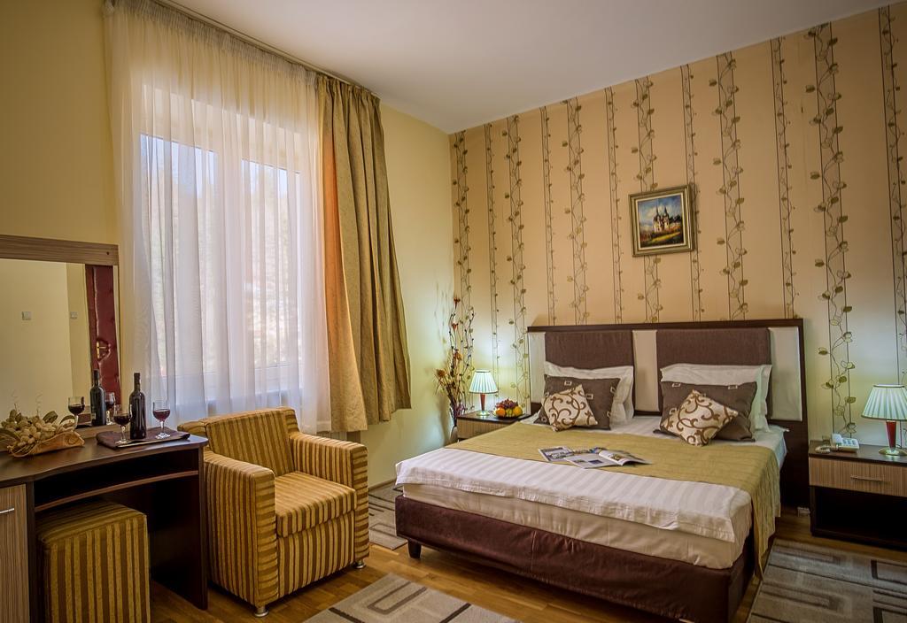 Hotel Rina Cerbul Sinaia Exteriör bild
