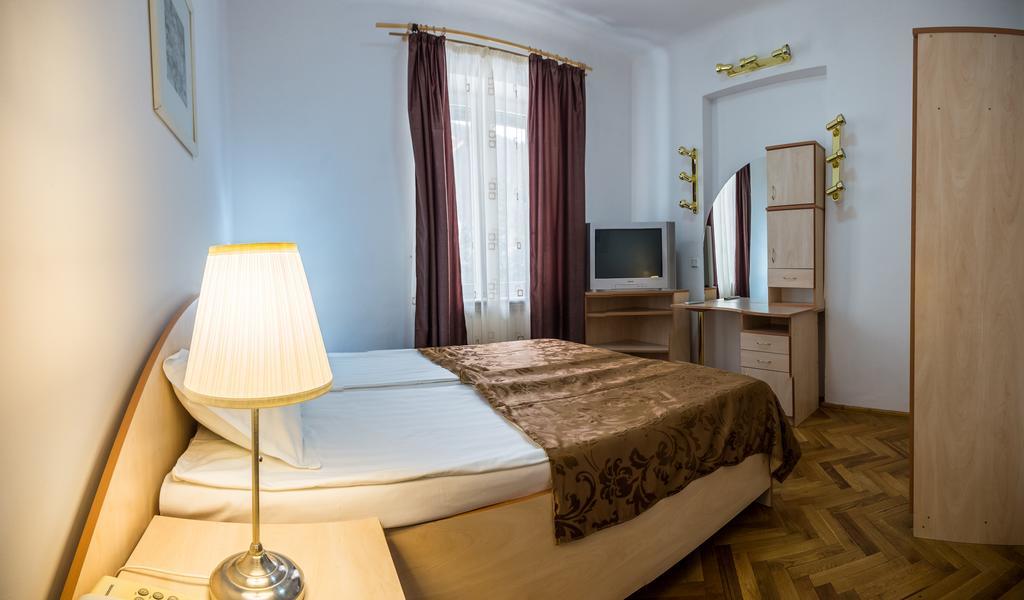 Hotel Rina Cerbul Sinaia Exteriör bild