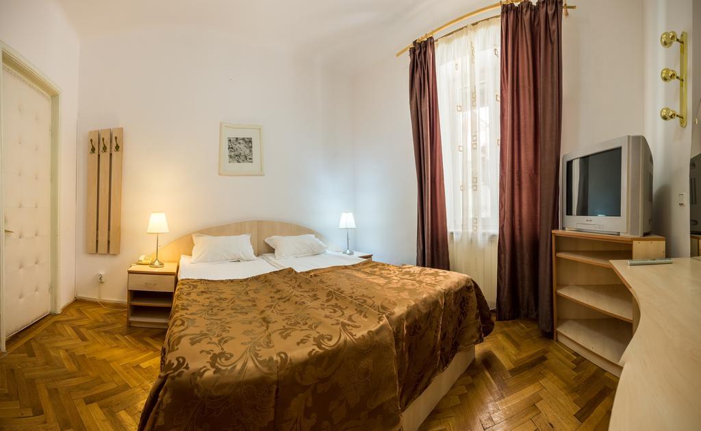 Hotel Rina Cerbul Sinaia Exteriör bild