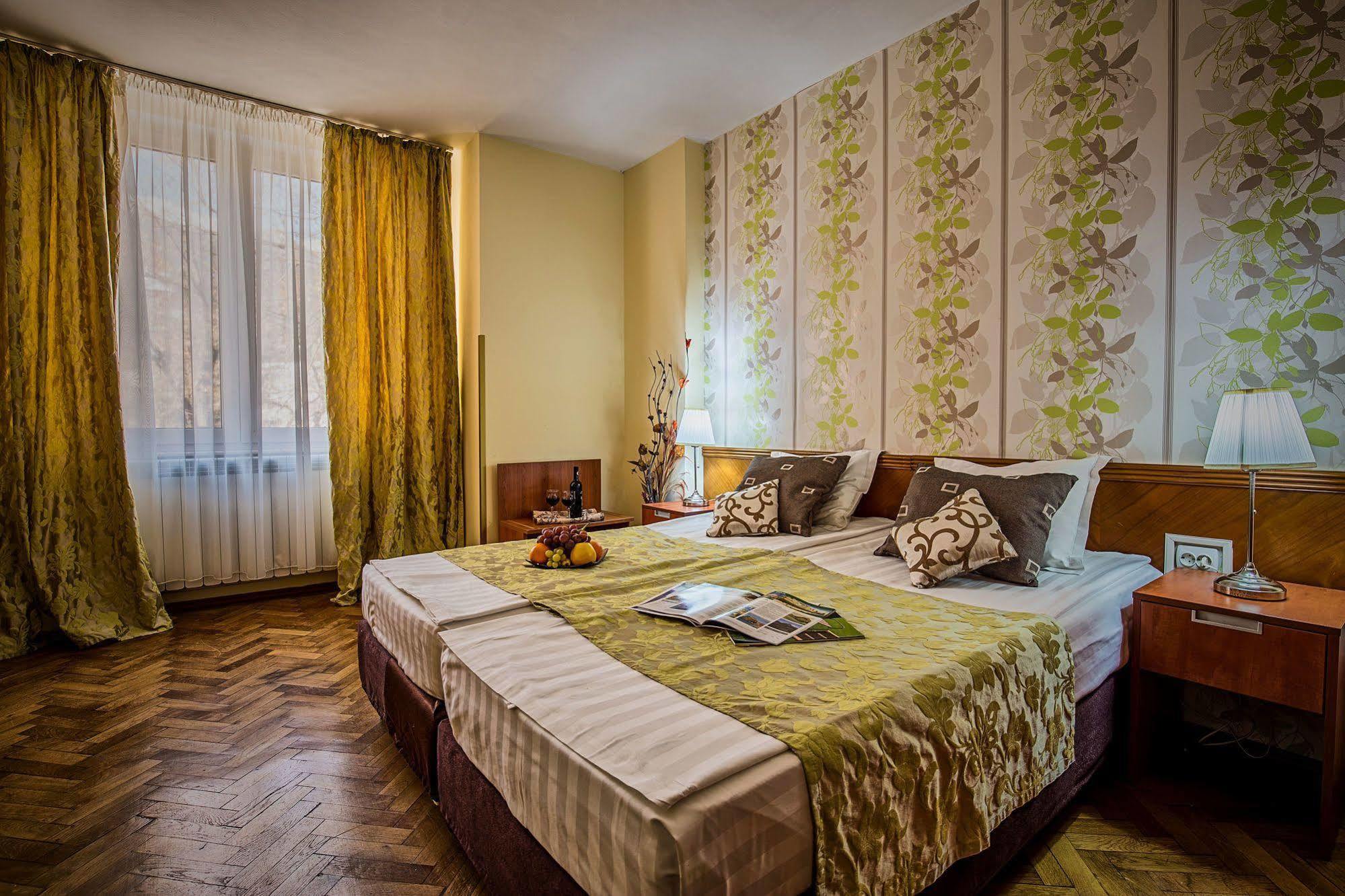 Hotel Rina Cerbul Sinaia Exteriör bild