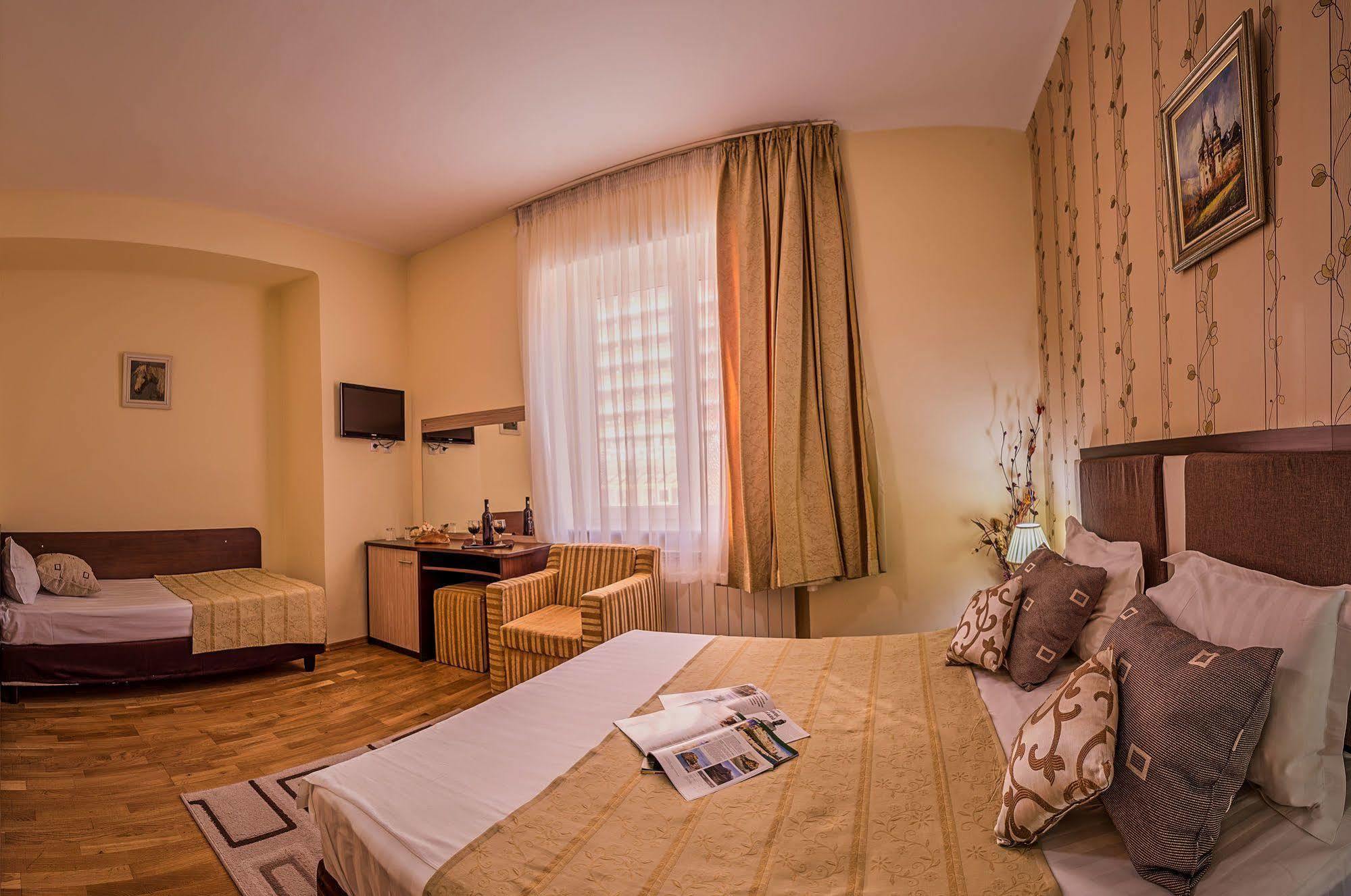 Hotel Rina Cerbul Sinaia Exteriör bild