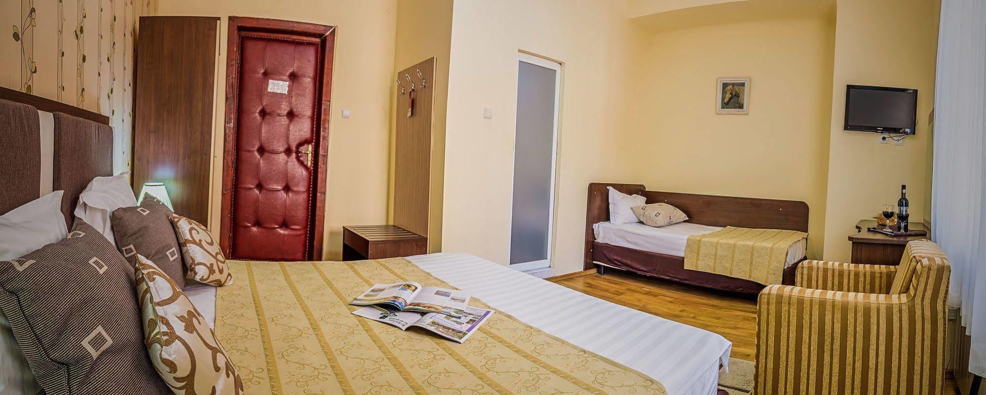 Hotel Rina Cerbul Sinaia Exteriör bild
